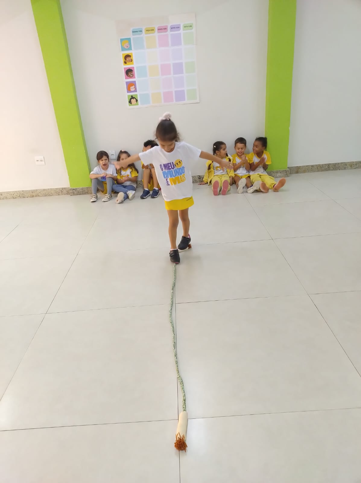 Pulando e Aprendendo Pré II se Diverte com a Corda na Psicomotricidade2.jfif