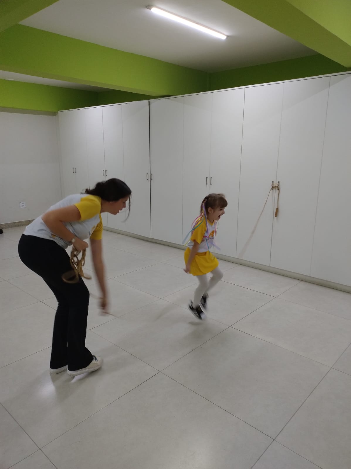 Pulando e Aprendendo Pré II se Diverte com a Corda na Psicomotricidade.jfif