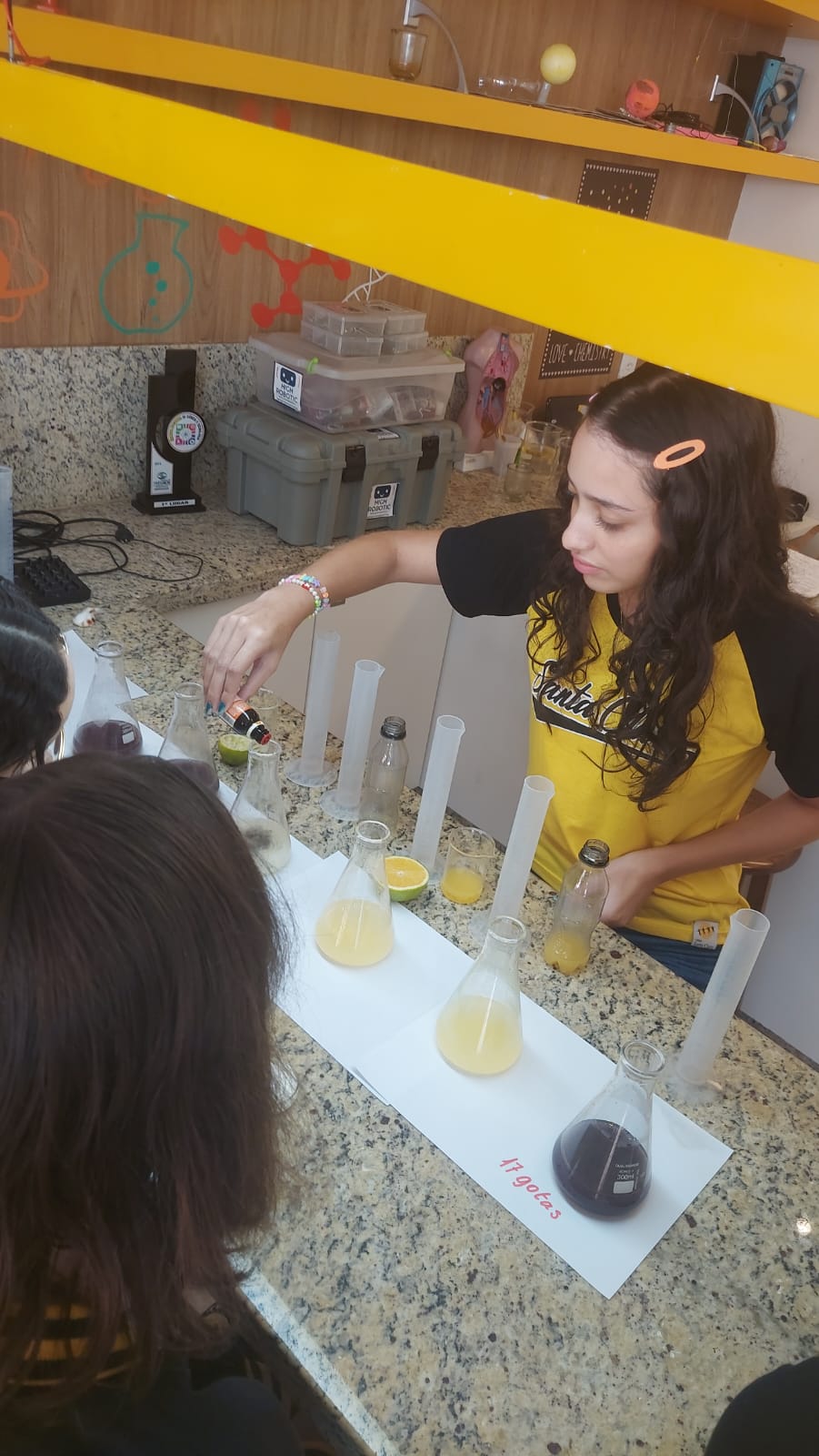 Ciência na prática investigando a vitamina C nos sucos!.jfif