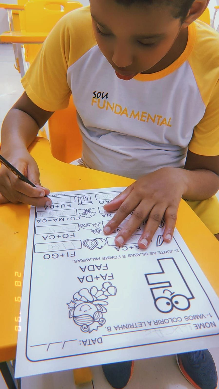 Letra  F  Foco e Superação Conquistas de Lucas na Alfabetização.jfif