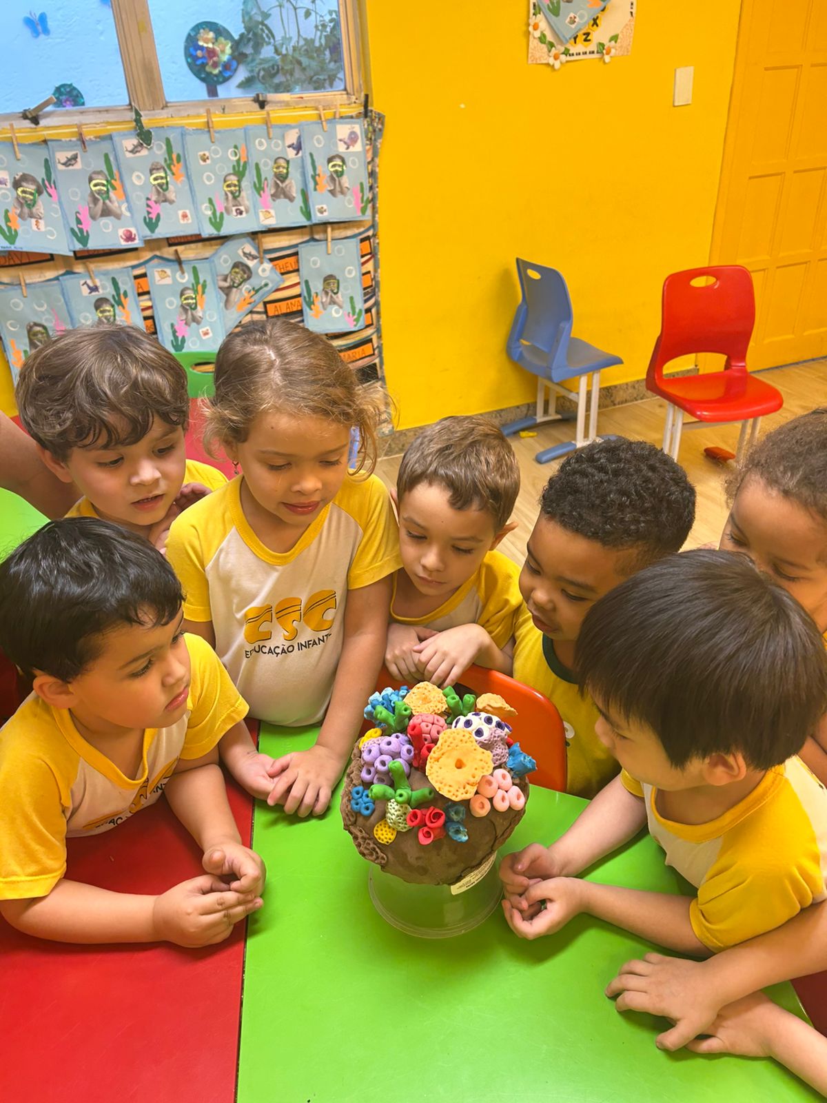 Preparativos para a Feira de Ciências Explorando os Corais.jfif