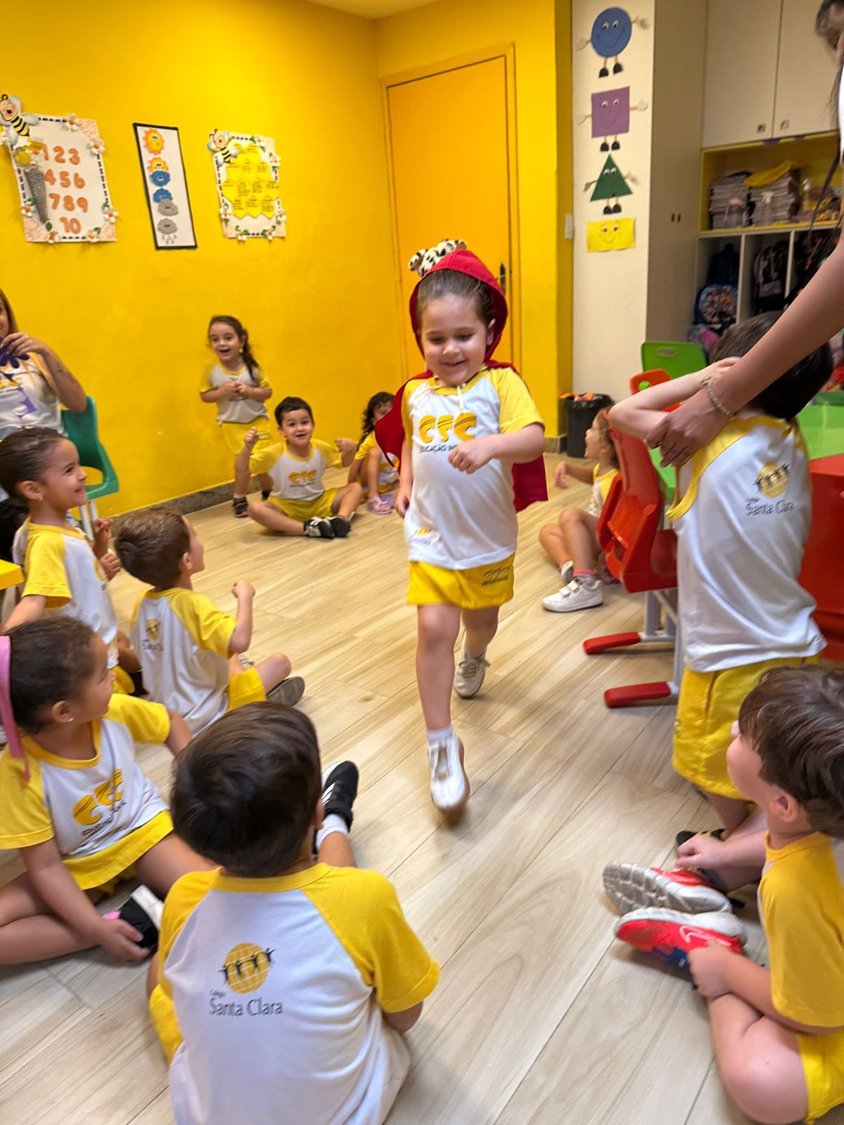 Encenação divertida Chapeuzinho Vermelho!.jfif