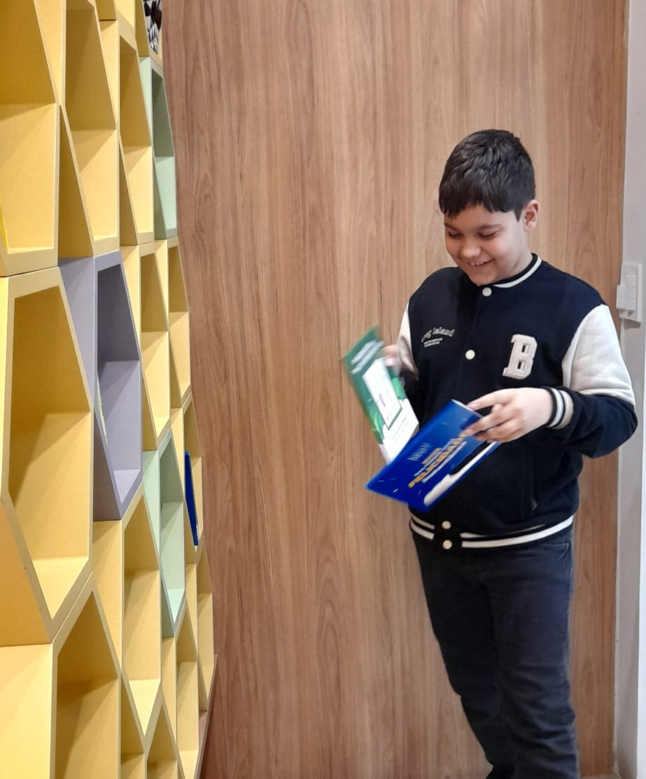 Momentos Especiais na Biblioteca 5º Ano Cultivando Leitura e Organização 📚✨.jfif