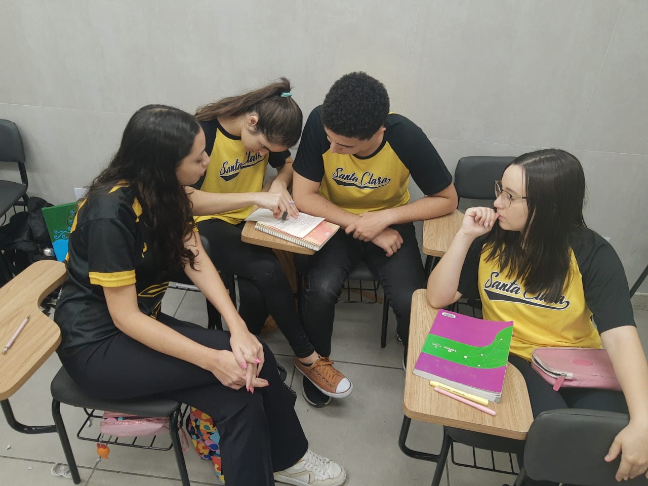 Inglês em ação brincando e aprendendo!.jfif