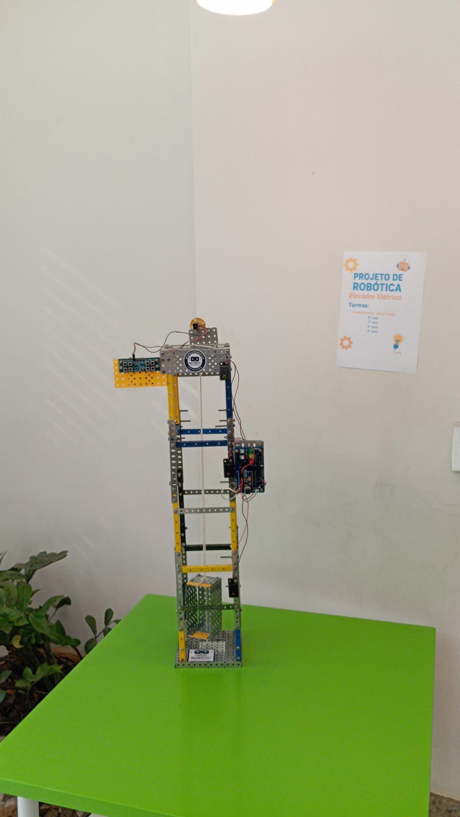 Fundamental II Desenvolve Elevador Elétrico na Aula de Robótica 🚀🔧.jfif